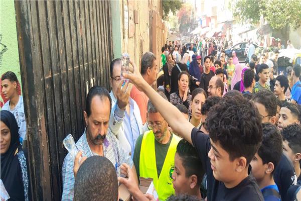 توزيع زجاجات المياه على طلاب العمرانية