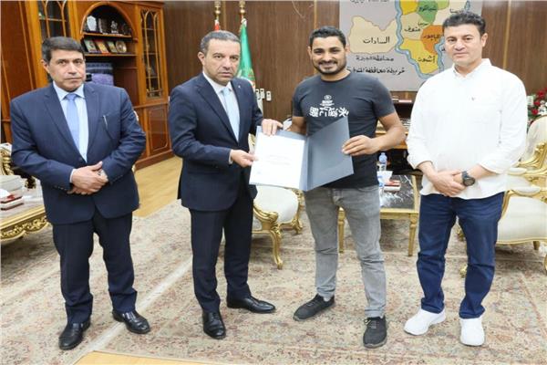 جانب من تسليم عقود التقنين 
