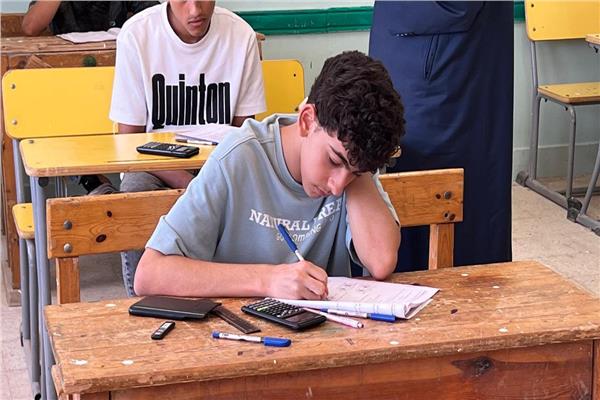طلاب بالثانوية الأزهرية يؤدون امتحان الفيزياء
