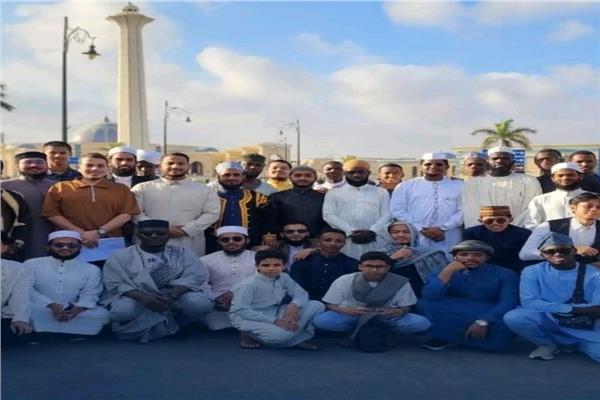 عدد من الطلاب الوافدين