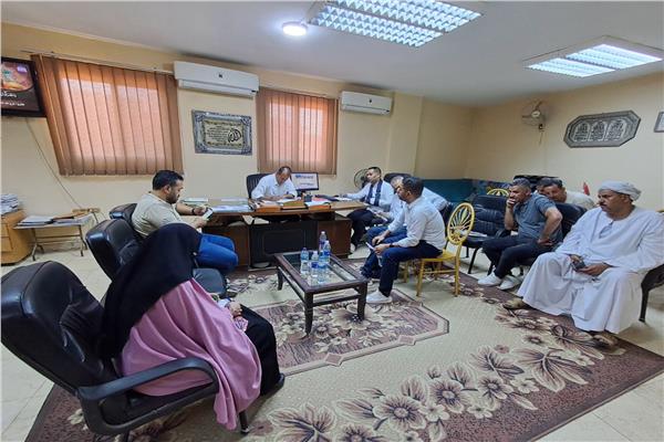 رئيس مركز أبو النمرس يلتقي بالمواطنين لحل شكاواهم