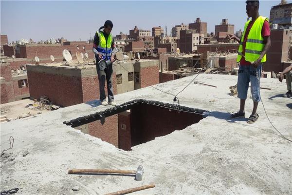 إزالة سقف مخالف بالدور السادس
