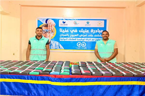  جانب من توزيع النظارات الطبية 