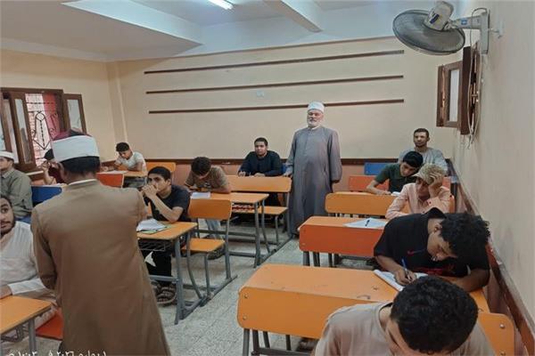 رئيس سوهاج الأزهرية يتفقد سير الامتحانات