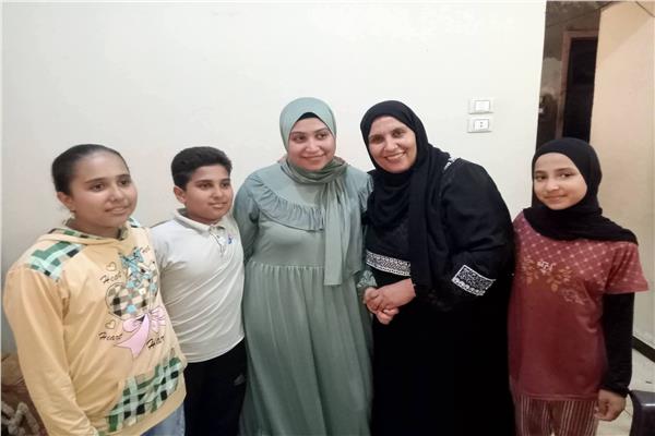  الطالبة سهير الفيومي وسط أسرتها