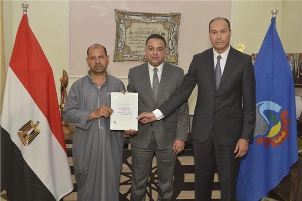 جانب من مراسم تسليم العقود