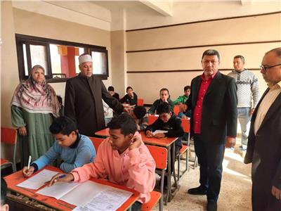 رئيس أزهر القليوبية يتابع امتحانات النقل بطوخ