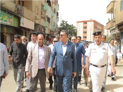 محافظ قنا يتفقد السوق الحضاري بنجع حمادي