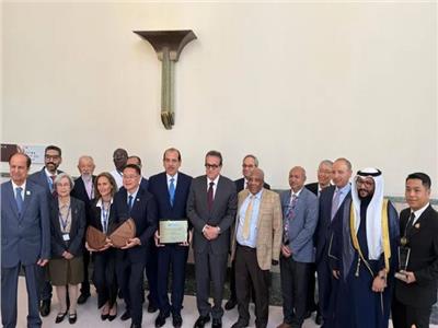 وزير الصحة يهنئ نائبه لفوزه بجائزة نيلسون مانديلا 