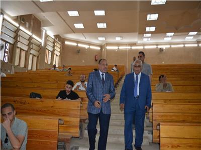 نائب رئيس جامعة الازهر يطمئن على سير الامتحانات بأسيوط
