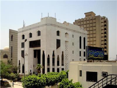 مسئول بدار الإفتاء يكشف حقيقة تقاضي أحد العاملين مبلغ مالى كبير