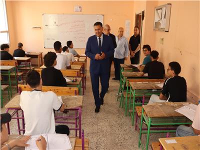 محافظ القليوبية يتفقد سير امتحانات الشهادات الأزهرية بمدينة بنها