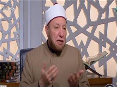 هل يجوز توزيع أموال على أطفال المقابر كصدقة على الميت.؟