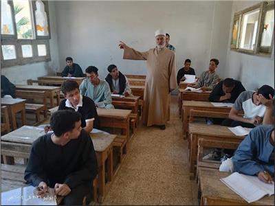 رئيس منطقة سوهاج الأزهرية يتابع امتحانات التوحيد للشعبة العلمية