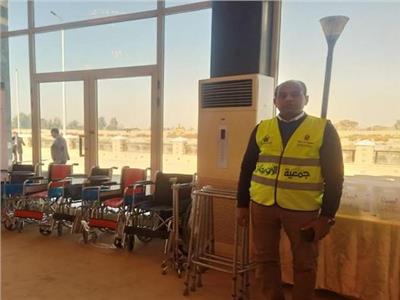 تسليم 7 كراسي متحركة لغير القادرين بسوهاج