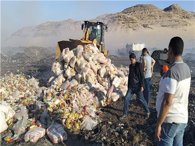 إعدام 39 طنًا من الأغذية الفاسدة خلال حملة رقابية مكبرة بسوهاج