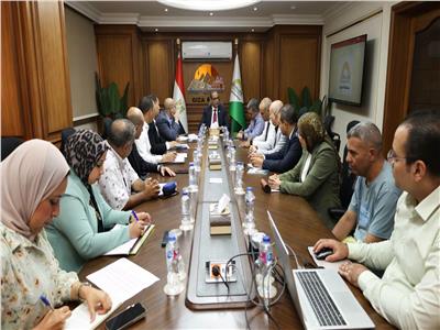 محافظ الجيزة يتابع موقف المتغيرات المكانية مع رؤساء مراكز أوسيم وكرداسة