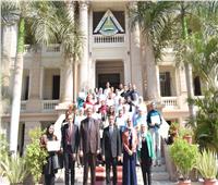رئيس جامعة بنها يسلم شهادات التدريب لطلاب أول مدرسة صيفية للقطاع الطبى بالتعاون مع جامعة ووهان الصينية 