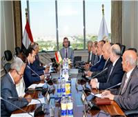 وزير التموين يجتمع مع قيادات الشركة القابضة لمتابعة توافر السلع وضبط الأسواق