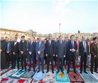 محافظ كفر الشيخ يصلي العيد ويوزع هدايا للأطفال