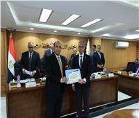 محافظ الجيزة يكرّم قيادات المياه والمدن علي جهودهم المبذولة