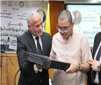 تضامن المنيا توزع 25 لاب توب ناطقًا و10 كراسي لذوي الهمم