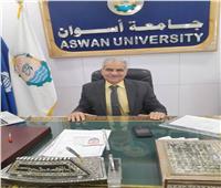 رئيس جامعة أسوان يهنئ العمال: سواعدهم عنوان الإنتاج