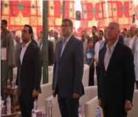 ​وزير النقل ومحافظ قنا يسلمان شيكات التعويضات للمتضررين من مشروع شبكة القطار الكهربائي السريع