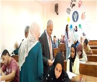 رئيس جامعة أسوان يتابع امتحانات الطب البيطري  
