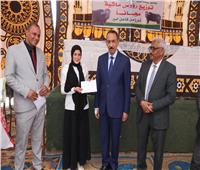 محافظ سوهاج  يدعم المقبلات على الزواج بـ 20  شيكاً