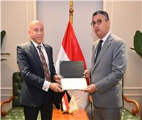 وزير التموين يكرم مفتش بالإسكندرية لجهوده الرقابية خلال العيد 