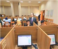 رئيس جامعة كفر الشيخ يتفقد الامتحانات الإلكترونية بالكليات