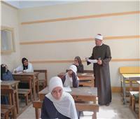 رئيس القليوبية الأزهرية يتابع سير امتحانات مادة التوحيد ويستمع لآراء الطلاب