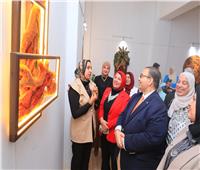 رئيس جامعة كفر الشيخ يشهد معرض المعلقات النسيجية الذكية 