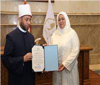 وزير الأوقاف يكرم وفاء أبو سنة تقديرًا لعطائها في خدمة القرآن الكريم 