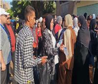 رئيس شبرا الخيمة يوفر مشروبات لطلاب الثانوية أمام اللجان