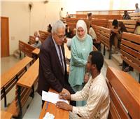 نائب رئيس جامعة الأزهر يتفقد امتحانات الدراسات العليا للطلاب الوافدين 