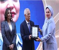 رئيس الديوان الملكي الهاشمى يكرم النائبة المصرية سولاف درويش 