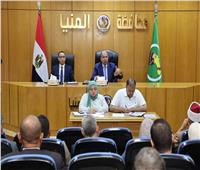 محافظ المنيا يناقش ملفات التصالح والتأمين الصحي بتنفيذي المحافظة